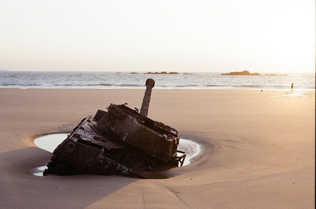 歐厝戰車
冬季的歐厝海灘
少了挖花蛤、戲水玩沙的熱鬧人群
僅剩歐厝戰車靜靜的沈睡在沙灘上

這輛戰車是美國生產的M18「地獄貓」式...