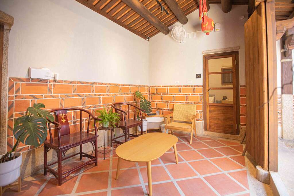 後方房間另有小客廳