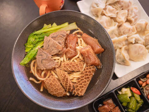 金橙牛肉麵