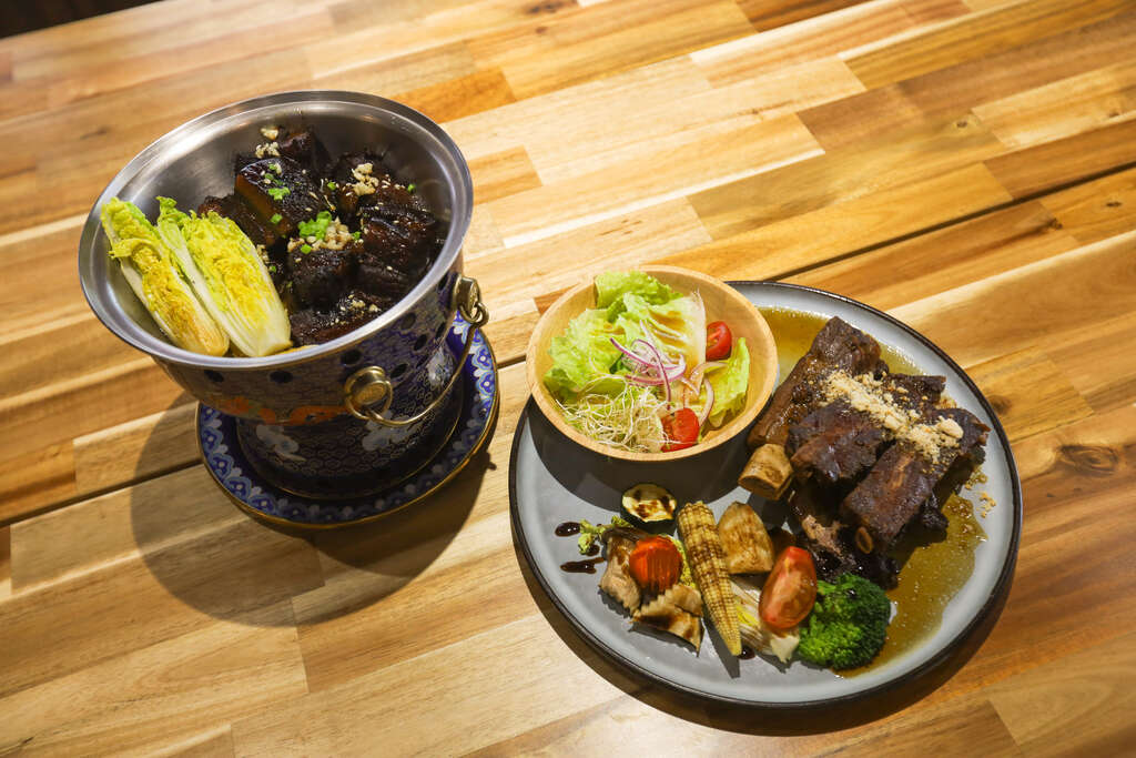 金香楼_店内招牌-烧肉与肋排