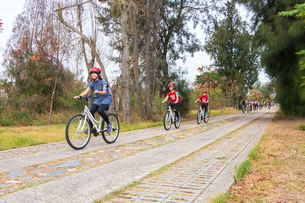 烈嶼開心騎乘的旅人