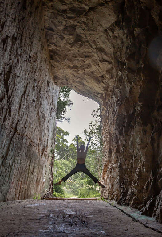 高洞據點俏皮動作