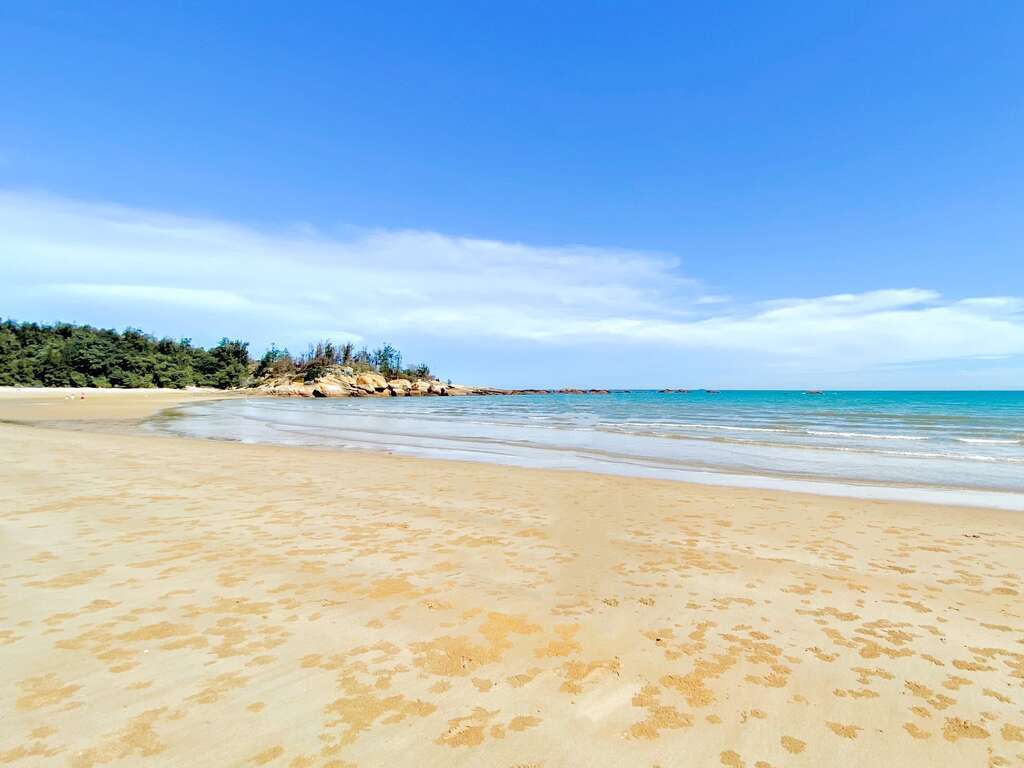 溪邊海水浴場有絕美奶粉沙