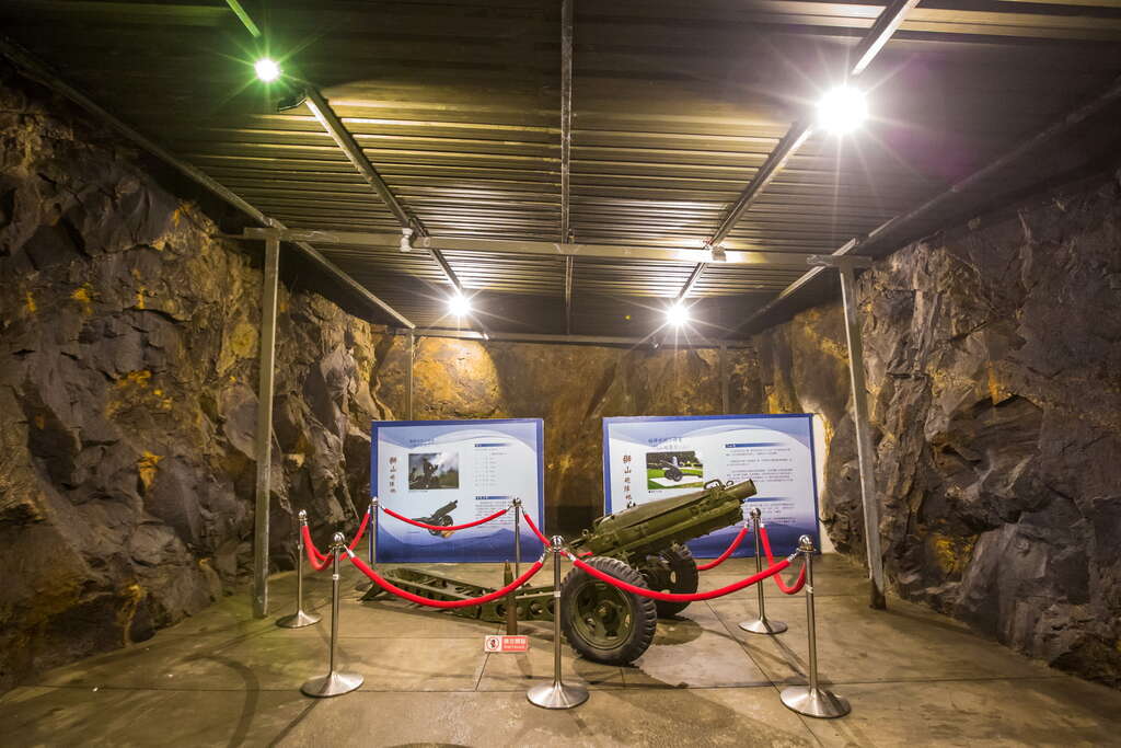 獅山砲陣地坑道內展示