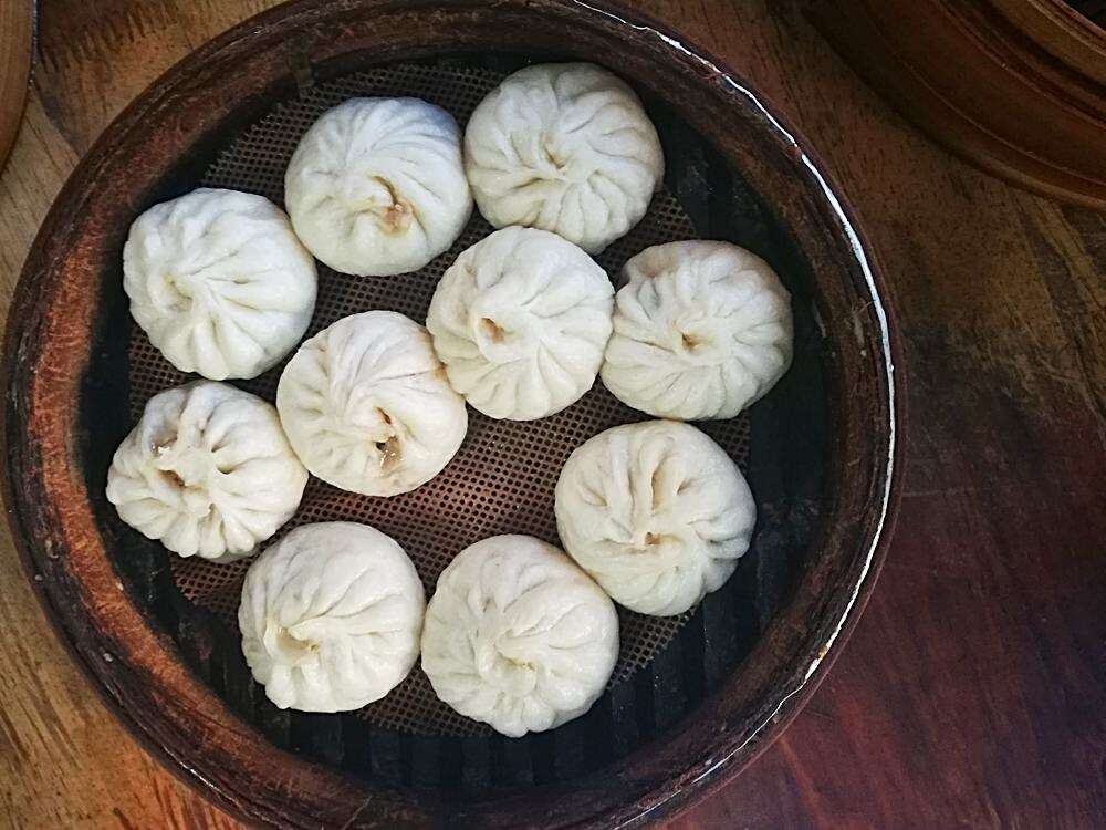 白白胖胖的小籠包外皮帶著老麵的香味