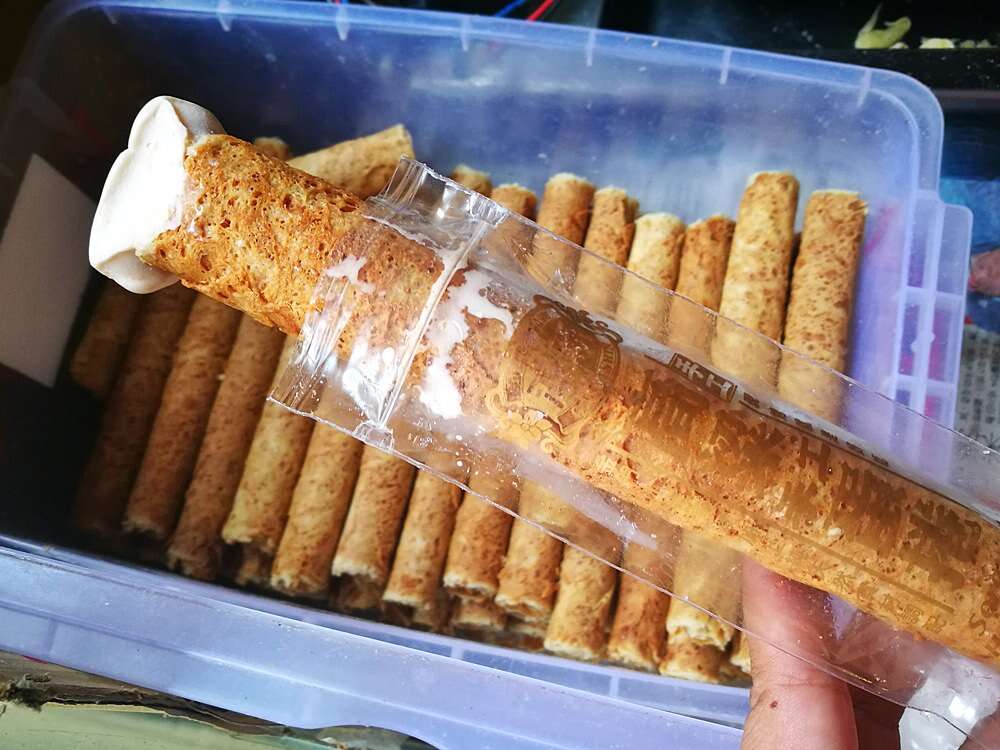 不只是外面的蛋捲用了高梁，裡面的冰淇淋也是有淡淡高梁酒香的喔