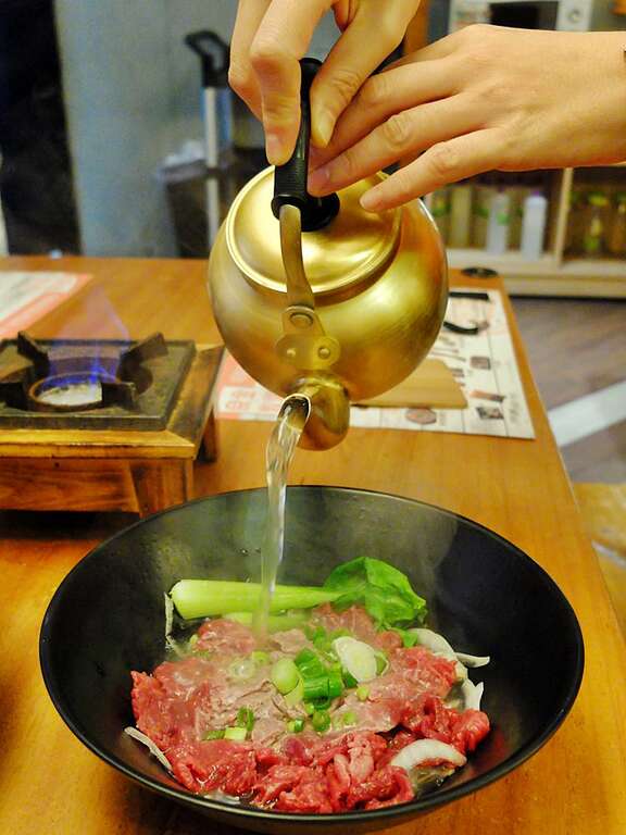 選好了牛肉再選湯頭，熱呼呼的湯頭直接淋在牛肉上肉片瞬間轉成粉紅色澤