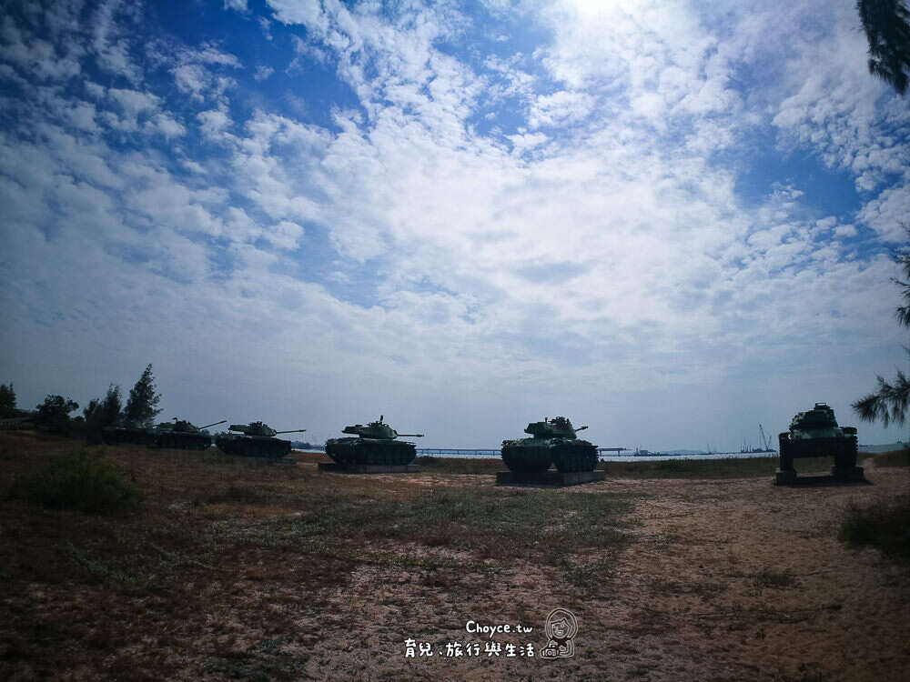 慈湖三角堡兩旁排排站多達十量的軍事坦克車